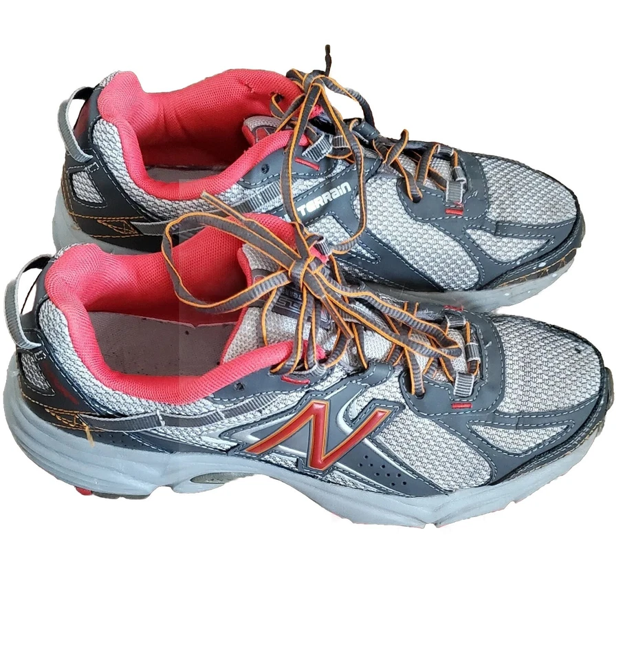 Sapatos New Balance Feminino Tamanho 8.5 411v2 Todo Terreno Trilha Corrida Caminhada Cinza - Imagem 1 de 4