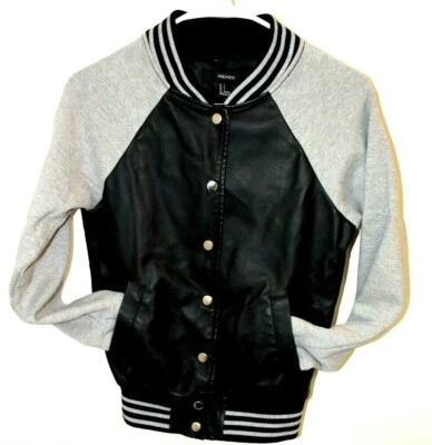 Jaqueta Bombardeiro Forever 21 Feminina Varsity Letterman Preta Cinza Varsity Tamanho Pequeno - Imagem 1 de 3