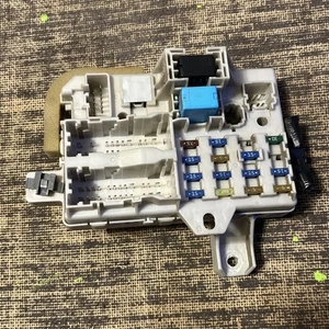 Mazda 6 2003-2005 Mazda6 2,3 L L4 interior cabina caja de fusibles debajo del tablero OEM 03 04 05 - Imagen 1 de 4