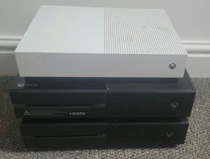 3 X Xbox One's - Paquete de repuestos N reparaciones - Usado - Imagen 1 de 7