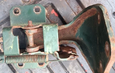 Bisagra de puerta inferior delantera DS número 53 de un Oldsmobile Toronado 1970 Foto 1 de 4