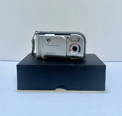 HP PhotoSmart E317 5.0 Megapixel Digital Camera - Silver  - TESTED - WORKS - - Image 1 of 4
