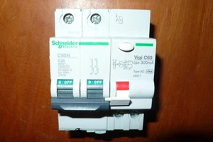 DISJONCTEUR DIFFERENTIEL 20A 300mA SCHNEIDER ELECTRIC 2POL PROTEGE 20AMPERE 10KA - Imagen 1 de 6