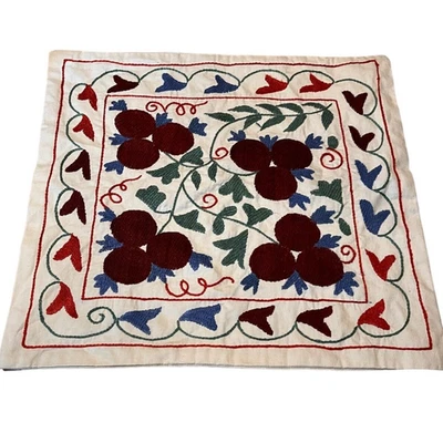 Funda de almohada de encaje bordada de seda uzbeka, almohada textil Suzani hecha a mano. 17"x19" Foto 1 de 4