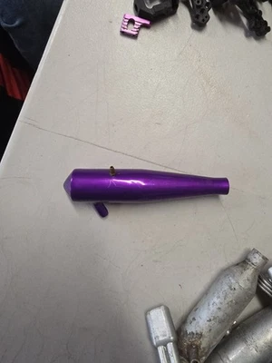 Silenciador roxo vintage Team Associated RC10GT - Imagem 1 de 4