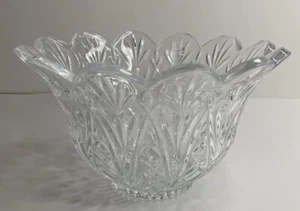 Vintage Heavy 6.5" Glass Crystal Bowl Scalloped Edge Sawtooth Base - Picture 1 of 7