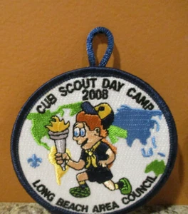 Long Beach Area Council 2008 Cub Day Camp Patch Scout trägt die Fackel - Bild 1 von 3