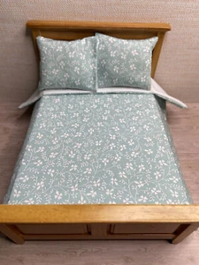 Dollhouse Miniatures bedspread comforter blanket with 2 pillow 1:12 scale #P0356 - Picture 1 of 3