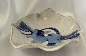 Handgefertigte abstrakte Keramik glasiert geraffter Rand mit blauen und weißen Farben - Bild 1 von 12