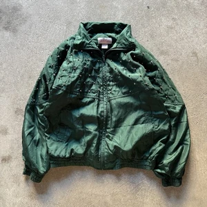 Vintage grüne Seide Nieten Cropped Boxy Bomberjacke - kleine Rhoda Lynee Marke - Bild 1 von 6