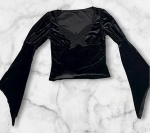 Whimsigoth Langarm Small Cropped Y2K Gothic Okkult Schmetterling bestickt Alt - Bild 1 von 9