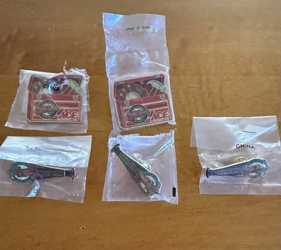 Cinco prendedores de la Serie Mundial de Pequeñas Ligas 2007 Ace Hardware Choice Int’l Hotels Foto 1 de 3