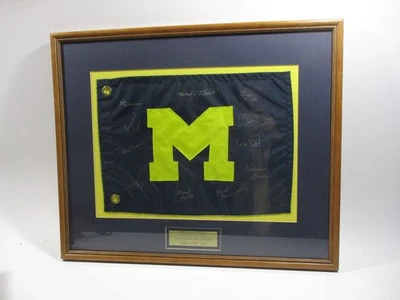 Bandera de golf firmada por el equipo de la Universidad de Michigan 1999 2000 autógrafo U of M Jim Carras Foto 1 de 4
