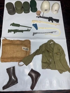 VINTAGE GI JOE AND OTHERS ACCESSORIES AND WEAPONS LOT - Picture 1 of 6