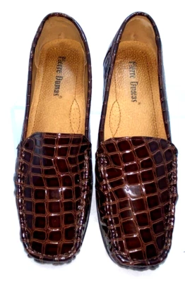 Mocasines de conducción Pierre Dumas para mujer textura cocodrilo charol 7 marrón B*O Foto 1 de 4