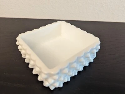 Antiga tigela de doces quadrada de vidro leitoso Hobnail sem marca sem tampa - Imagem 1 de 4