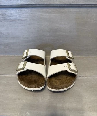 Босоножки без застежек BIRKENSTOCKS Arizona Patent белые с 2 ремешками детские с пряжкой размер ЕС 33 США 2 - Изображение 1 из 4