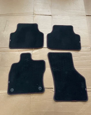 Juego de 4 alfombrillas VOLKSWAGEN VW Jetta GLI 19-26 negras, molduras rojas OEM Foto 1 de 4