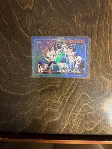 2024 Topps Serie 1 Los Angeles Dodgers Holiday Flowers 30/50 Foil SP - Imagen 1 de 2