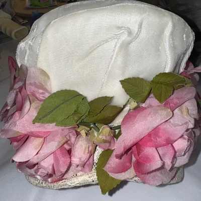 Винтажная белая бархатная шляпа с кружевом и розами, акцент новом состоянии - Изображение 1 из 4