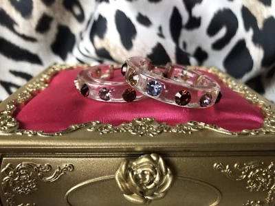 Pendientes de aro Betsey Johnson ORIGINAL VINTAGE cristal púrpura lucite transparente RARO Foto 1 de 4