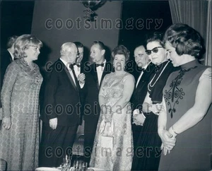 1970 Tschechischer Diplomat Alexander Dubcek mit Frau & anderen Diplomaten Pressefoto - Bild 1 von 2