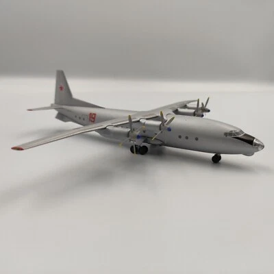 Aircraft model: Antonov 10 An-10 Soviet Air Force 19 scale 1:200 - Image 1 of 4