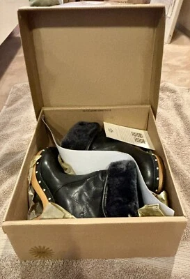 Botas zueco UGG W Lynnea II con tachuelas, forradas de piel, cuero negro, EE. UU. 7 NUEVAS EN CAJA con certificado de autenticidad Foto 1 de 4