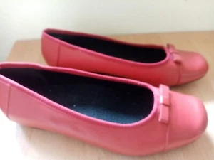 NEW SIZE 6 WIDE SHOES RASPBERRY K by CLARKS Red Ballet Flats Pumps Ella MAY - Picture 1 of 4