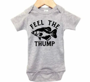 OUTFIT CRAPPIE BAMBINO, Feel The Thump, body crappie, pagliaccetto crappie neonato - Foto 1 di 6