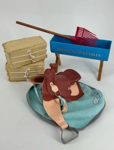American Girl Puppe Pferd Stall Zubehör und Sattel Set - Bild 1 von 2