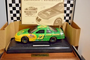 Ertl 1997 John Deere Maßstab 1:18 Chad Little #97 mit Messingplatte und Holzsockel - Bild 1 von 11