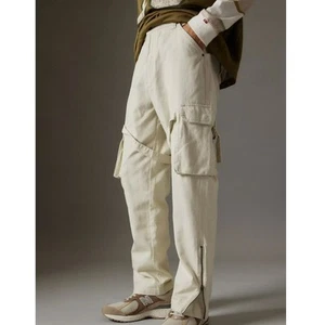 Pantalón cargo estándar/tela Urban Outfitters crema acampanado pierna con cremallera para hombre pequeño - Imagen 1 de 10