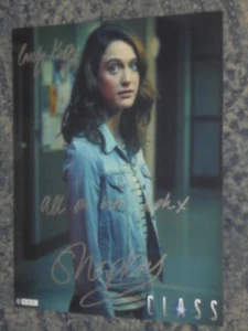 SOPHIE HOPKINS - KLASSE - 10x8 FOTO SIGNIERT - (DEDIZIERT) - Bild 1 von 1