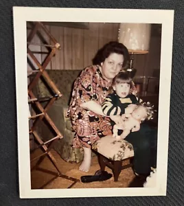 FOTO VINTAGE TROVATA donna in Mu Mu in posa per un'istantanea - Foto 1 di 3