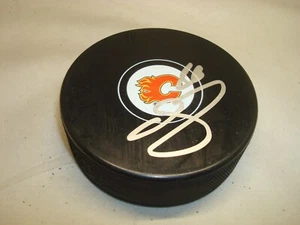 Michael Stone signed Calgary Flames Hockey Puck handsigniert 1C - Bild 1 von 2