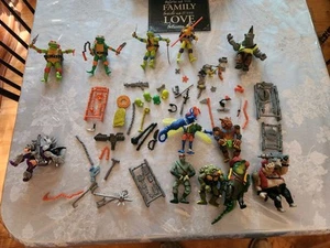  Teenage Mutant Ninja Turtles Action Figuren Konvolut mit viel Zubehör 12 Figuren - Bild 1 von 12
