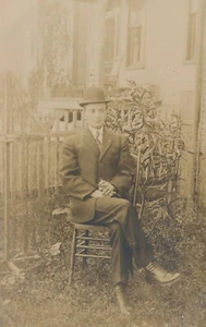 Antik Vintage Foto RPPC Echt Foto Postkarte Mann Garten Anzug Bowler Hut Zigarre - Bild 1 von 5