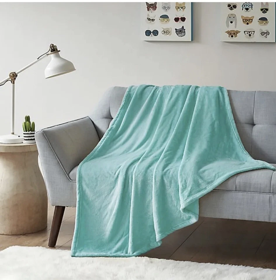 Intelligent Design Plush Throw In Teal Brand New In Original Packaging - Image 1 of 4