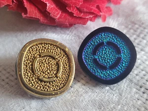 Duo boutons anciens en verre  bleu doré carré   diamètre 1,7 cm  vintage D11D - Picture 1 of 3