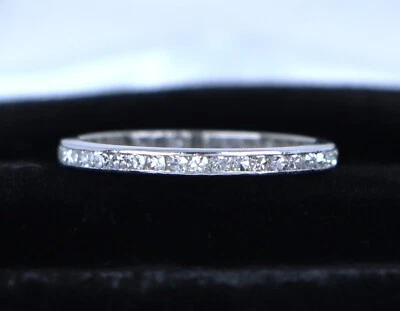 Anillo de boda de eternidad vintage de platino con un solo diamante círculo completo Foto 1 de 4