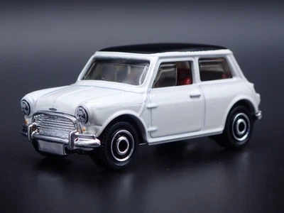 1959-1967 AUSTIN MINI COOPER MARK I BIANCA MODELLO DIECAST IN SCALA 1:64 DIORAMA - Immagine 1 di 4