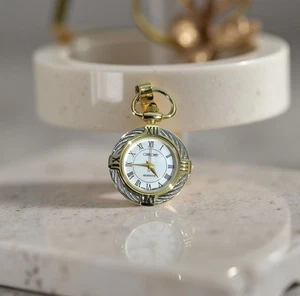 Vintage Cherokee Quarz Gold & Silber römische Ziffern Quarzuhr Anhänger Charm - Bild 1 von 6