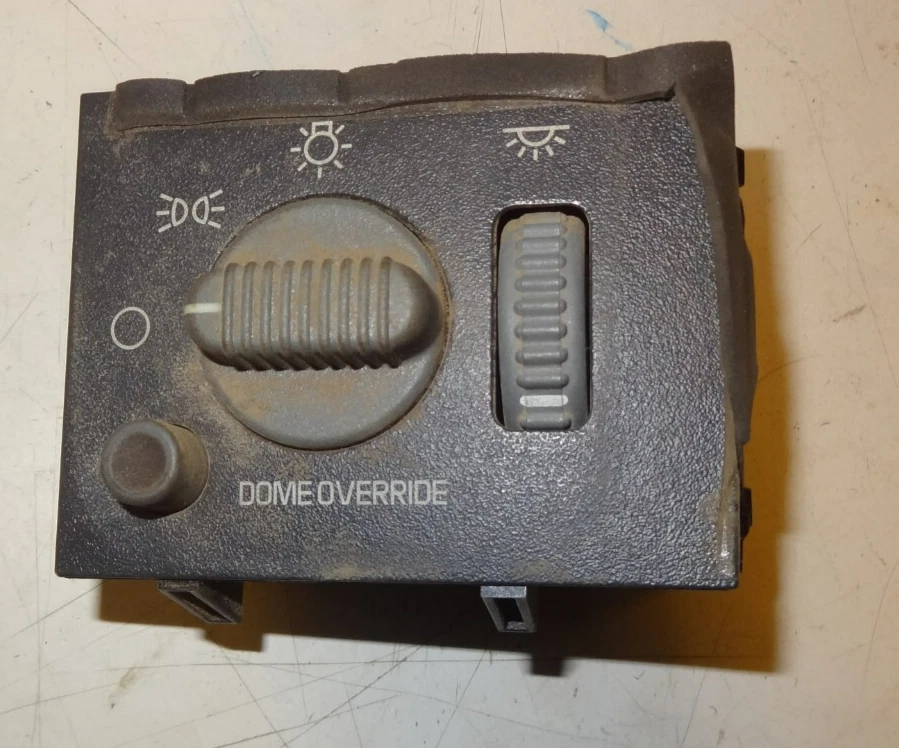 OEM 2000 - 2005 Chevrolet CHEVY Astro GMC Safari DOME OVERRIDE LIGHT Switch  Foto 1 de 4
