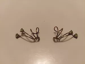 PENDIENTES PUÑADOS TONO DORADO CON PIEDRAS VERDES - Imagen 1 de 2