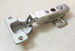 Blum Self-Close Cabinet Hinge 84.555-01A w/ Clip-On 173L813-01 Mount Base Plate - Picture 1 of 3