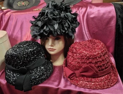 Sombreros Cloche Vintage - Negro Floppy Floral, Cesta Tejida y Sombrero Cubo Rojo Brillante Foto 1 de 4