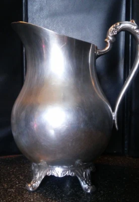 Vintage 1883 F.B. Jarra de agua con patas enchapada Rogers Silver Co. 1955 Foto 1 de 4