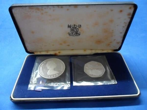 Seychelles 1974 Lot de 2 pièces argent 925 épreuve lot de 5 et 10 roupies paquets scellés étui - Photo 1/8