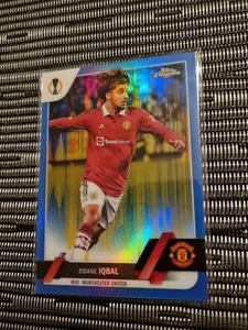 2022-23 Topps Chrome UEFA #80 Zidane Iqbal Blue Seismic /75 Manchester United - Picture 1 of 3